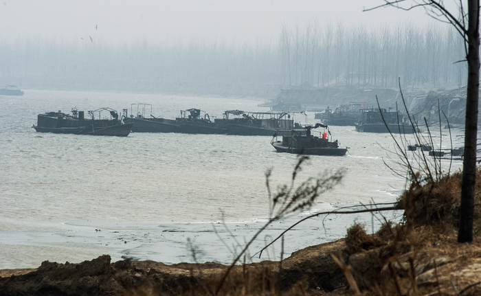 多年前，在孟津黄河湿地水禽自然保护区的核心区域，数艘采砂船正在无休止的作业。图/视觉中国