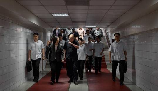 万安演习结束后，台“总统府”发布照片，包括蔡英文在密道内听取简报的场景