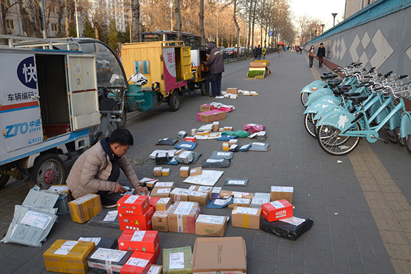 2017年4月12日，北京五道口，街边的快递摆起了地摊。 &nbsp;东方IC 资料图