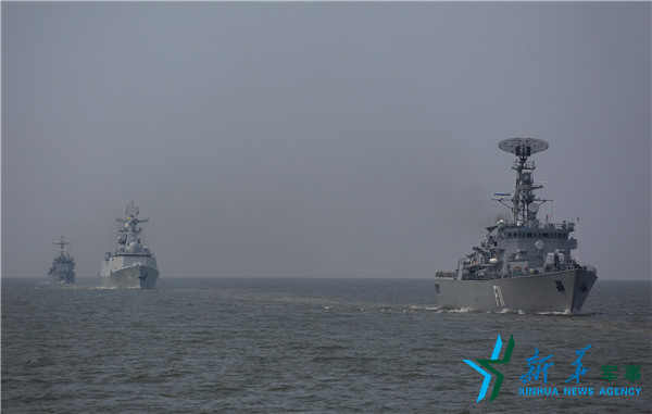 当地时间21日14时，中缅海军联合演练编队运动。禹威 摄