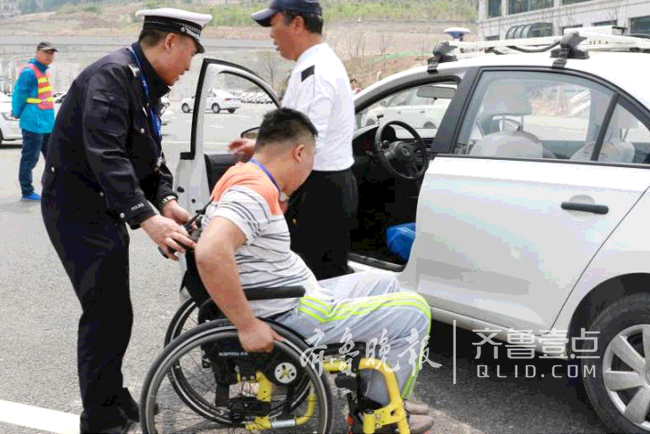  一名残疾学员顺利通过驾照科三考试。济南市车管所供图