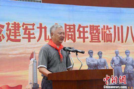 　　江西抚州“临川八一希望小学”23日举行揭牌仪式，陈毅元帅之子陈丹淮代表将帅后代上台致辞。　钟欣 摄