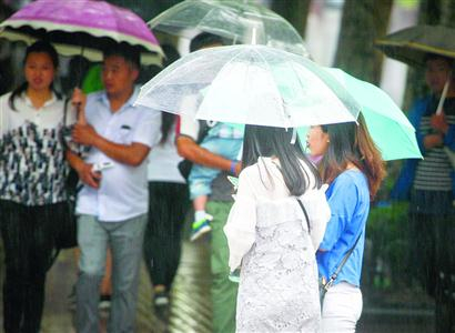 　　置地广场附近常有三赵公司的说客（图中蓝衣女子即是其中之一）出没，看到有年轻女子经过时，就会以寻找兼职模特名义上前游说。　/晨报记者　张佳琪