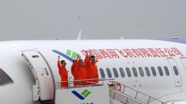 C919机组人员出舱。中新网 图