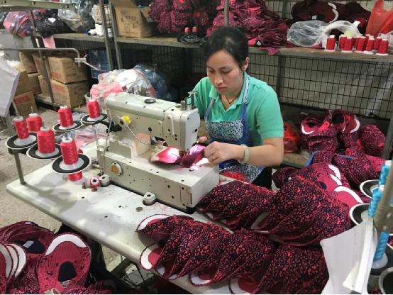 小陈正在缝制鞋面 摄影：陈菲遐