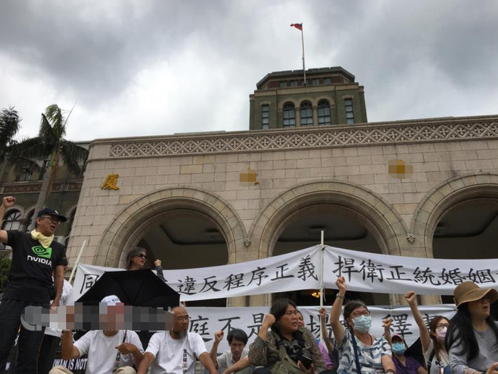 保守派抗议人群（图片来源：“中央社”）