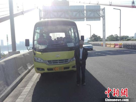 交警将违法车辆依法扣留 朱华刚 摄