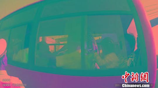 超员客车上乘坐有老人和小孩　朱华刚　摄