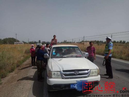 严重超载皮卡车被交警拦下