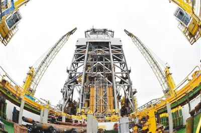 “蓝鲸一号”钻探平台。新华社记者 梁 旭摄