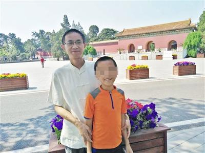 父子合影 （受访者供图）