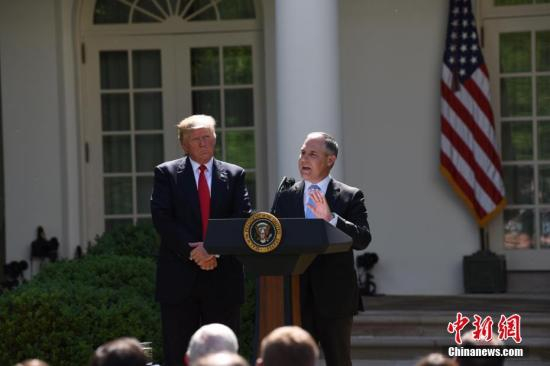 　　美国环境保护局局长普鲁伊特当天表示，这一决定体现了特朗普总统把美国利益放在首位的承诺。 中新社记者 刁海洋 摄