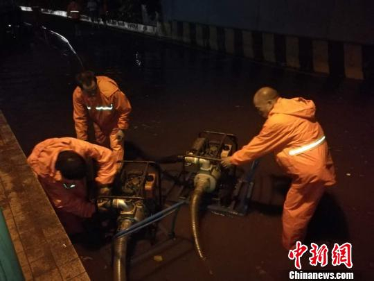 三防抢险人员正全排干广州市天寿路桥洞积水，22点30分恢复通车　广东省防总　摄