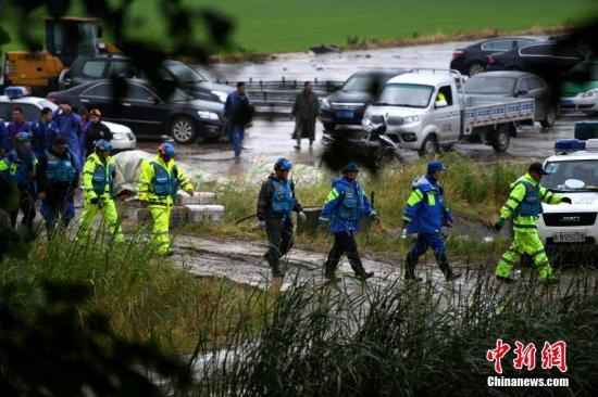 　　6月5日，救援人员正在开展落水人员搜救工作。当日，安徽省六安市霍邱县孟集镇江嘴村一载送农忙插秧人员的船舶倾覆，4人不幸遇难，3人经及时救治已无生命危险。该船舶所载人员为农民插秧村民，驾船人王某已被公安机关依法采取刑事强制措施，有关情况正在进一步调查核实。中新社记者 韩苏原 摄