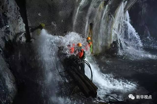  图为施工场景，隧道内涌水不断