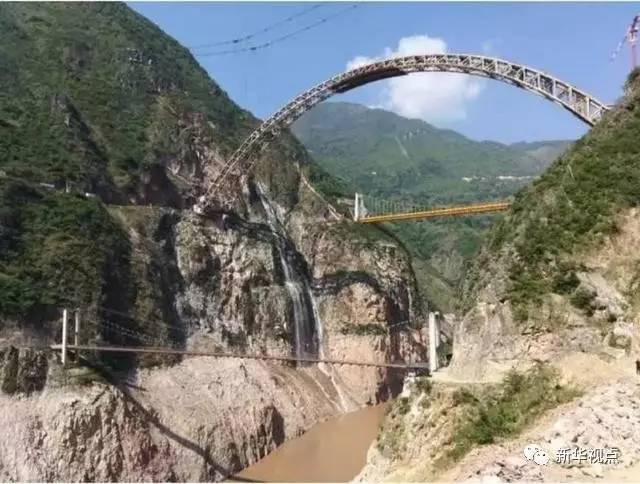  图为大柱山隧道内涌水形成的瀑布，其下为澜沧