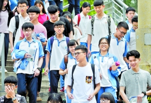 考生走出考场。