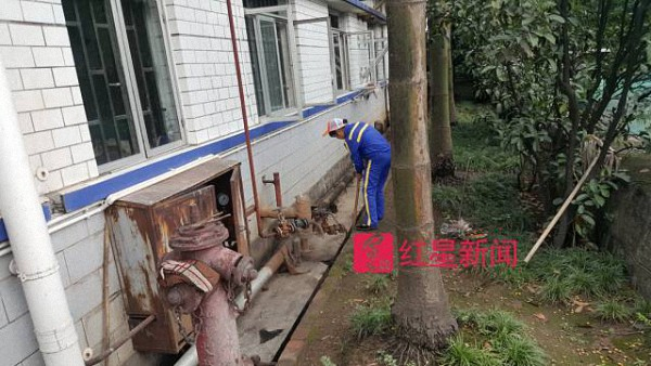 在茅台酒厂负责打扫，工资也有二三千的女工。