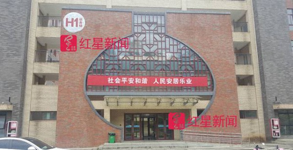 茅台学院的建筑设计多与“酒”相关 图为酒瓶风格的学生宿舍大门。