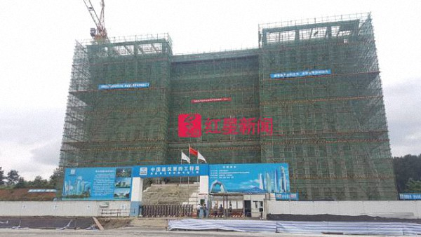 正在建设中的茅台学院图书馆大楼。