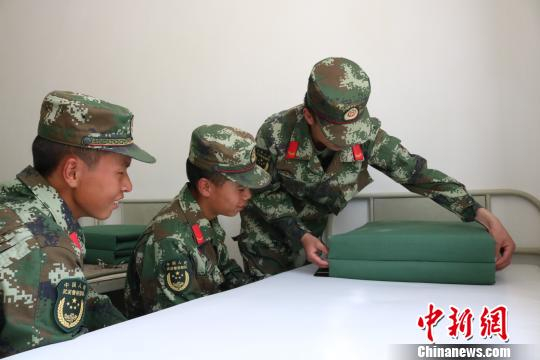 图为武警西藏总队后勤仓库青年官兵在“三帮一带”活动中互帮技能提高。　余文彬　摄