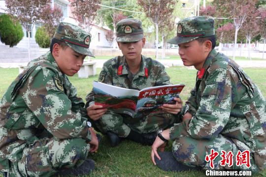 图为武警西藏总队后勤仓库青年官兵利用训练间隙读书学习。　余文彬 摄