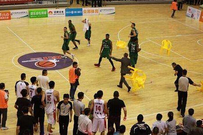 去年夏天山东队打架事件震惊国内外