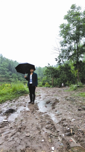 一场暴雨，让刘素梅当年出钱修的公路变得泥泞