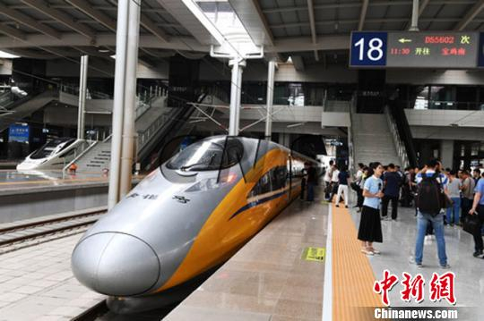 资料图。6月2日，一列动车检测车从宝鸡南站驶出，一路向西开往兰州西站。　杨艳敏　摄