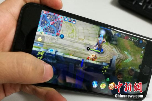 资料图：iOS版手游都是采用的苹果IAP付费机制。中新网 程春雨 摄