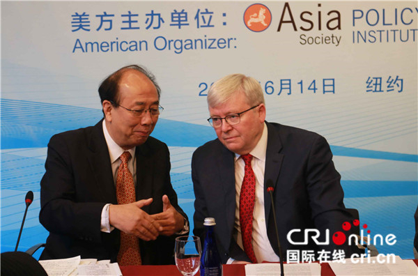 　　2017年6月14日，中美高端经贸对话会在纽约举行，国务院新闻办公室原主任赵启正与美国亚洲协会政策研究院院长、澳大利亚前总理陆克文交谈。国际在线 图