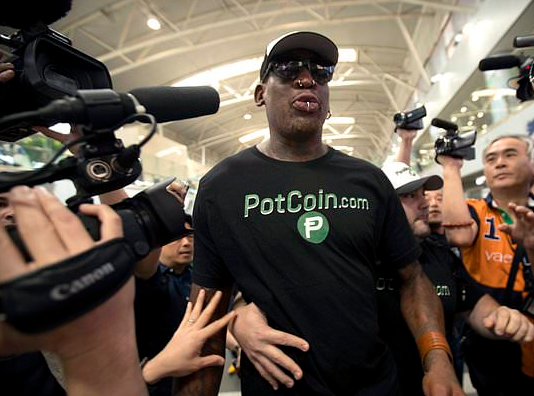  图：美国NBA球星丹尼斯·罗德曼被拍到在北京国际机场