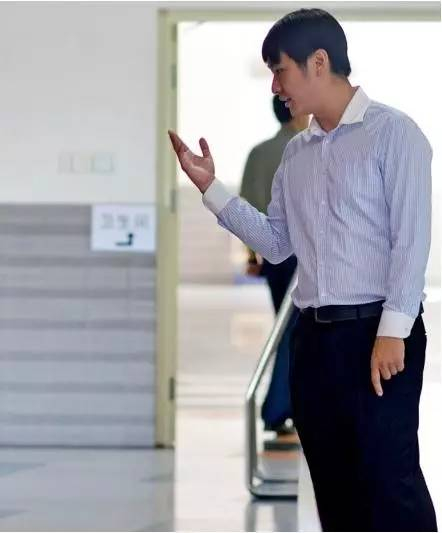 　　2014年6月14日，北京市东城区史家小学现场审核适龄儿童入学信息，工作人员对家长和孩子们讲解注意事项。图/CFP