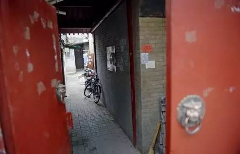 2016年6月22日，北京市的一处“学区过道”叫价150万元。该“学区过道”位于北京西城区大耳胡同29号，属于北京市第一实验小学前门分校范围内，过道宽1.5米，长约7米。房屋中介称这一过道只能上学落户，不能建房，也不能住人。图/CFP