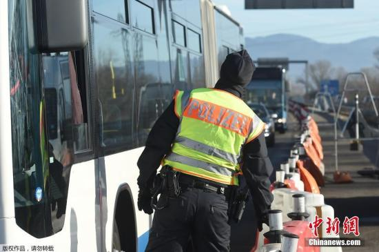 资料图：德国警察在德法边境检查过往车辆。