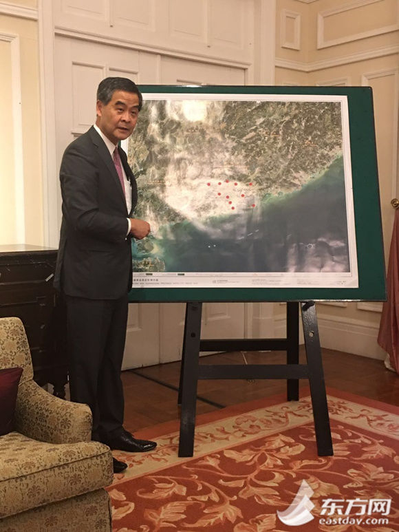  图片说明：梁振英介绍港珠澳大桥建设情况与粤港澳大湾区规划