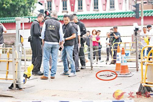 “诈弹”放置在歌和老街路中安全岛上。图片来源：香港《文汇报》。