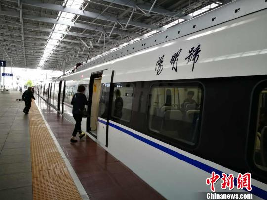 图为CRH6F动车组。　刘维　摄