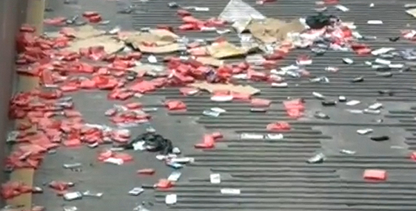 山寨手机商从楼上砸下手机，销毁证物。 深圳电视台都市频道截图