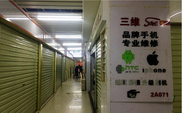 　　封街重开后，华强北的手机卖场出现了大量空铺，许多早期淘金者已离开这片衰落的市场。澎湃新闻记者 蒋晨悦 图