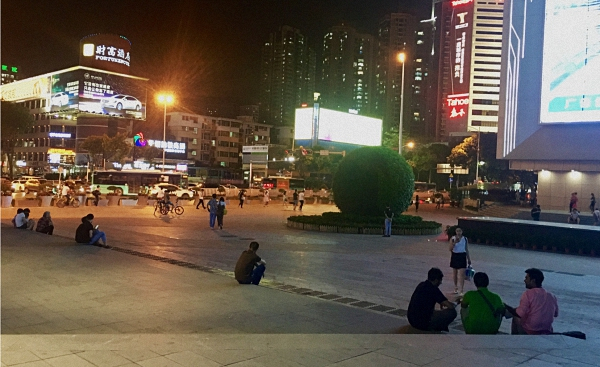 傍晚坐在华强北街口的人们。张宇觉得，他们看起来都很迷茫。澎湃新闻记者 蒋晨悦 图