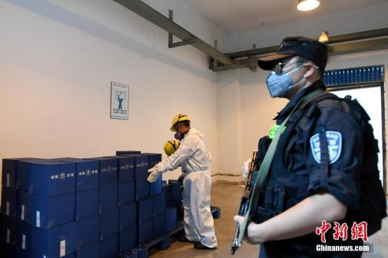 　　资料图：2017年6月16日，成都市禁毒委员会集中销毁缴获的毒品54.87公斤及易制毒化学品和废料2.43吨。图为销毁现场。 中新社记者 安源 摄