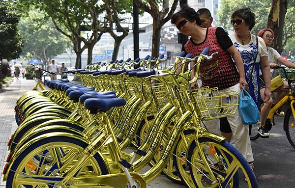 停放在杭州街头的酷骑单车