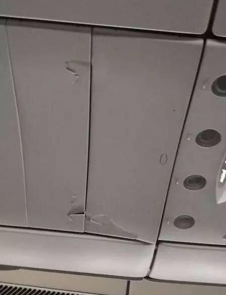 被撞破的飞机客舱顶部。