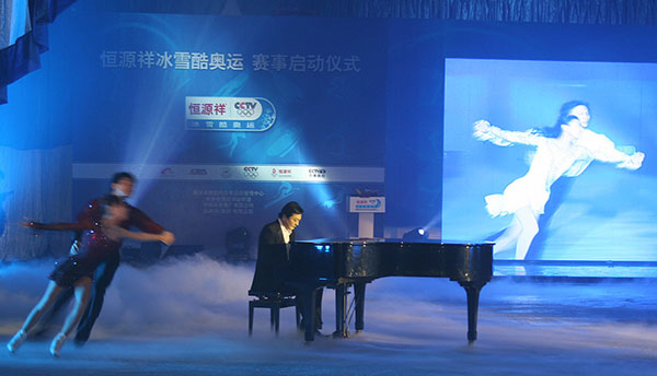 姚滨黑色西装白色衬衫，脚穿皮鞋为爱徒弹奏了《今夜无人入睡》伴奏