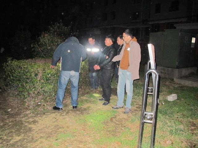  重案队带犯罪嫌疑人指认现场。