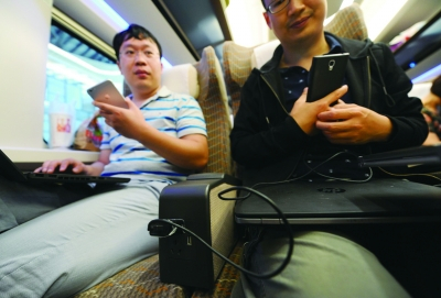 &nbsp;在“复兴号”动车的车厢内实现了WiFi网络全覆盖，设置不间断的旅客用220V电源插座