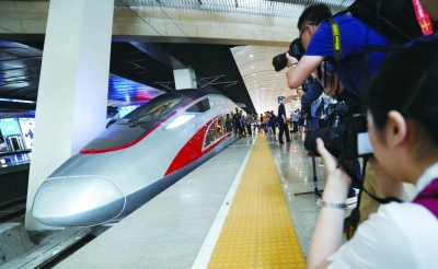 &nbsp;&nbsp;今天上午，“复兴号”率先在京沪高铁两端的北京南站和上海虹桥站双向首发，分别担当G123次和G124次高速列车。图为由北京南站开出的G123次列车