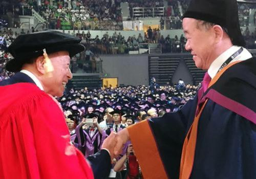 6月27日，李嘉诚出席汕头大学毕业典礼。汕头大学新闻学院供图