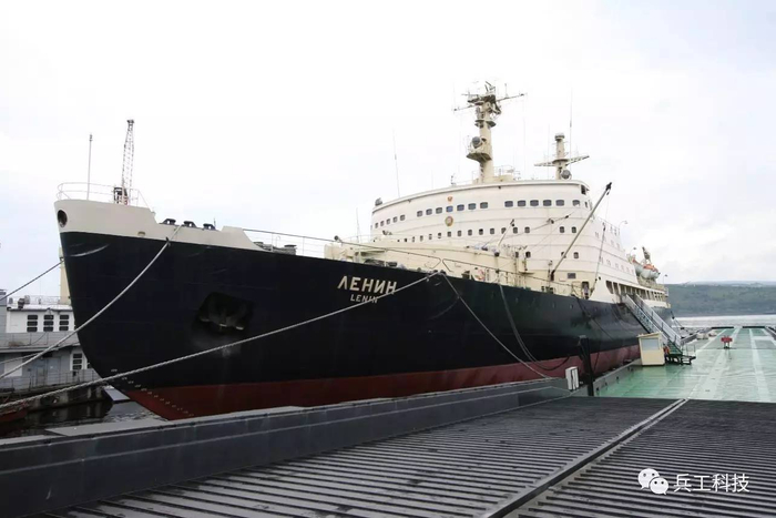 　　图注：“列宁”号核动力破冰船，储备了水面舰艇核动力装置技术，为俄罗斯研制“乌里扬诺夫斯克”核动力航母进行技术储备